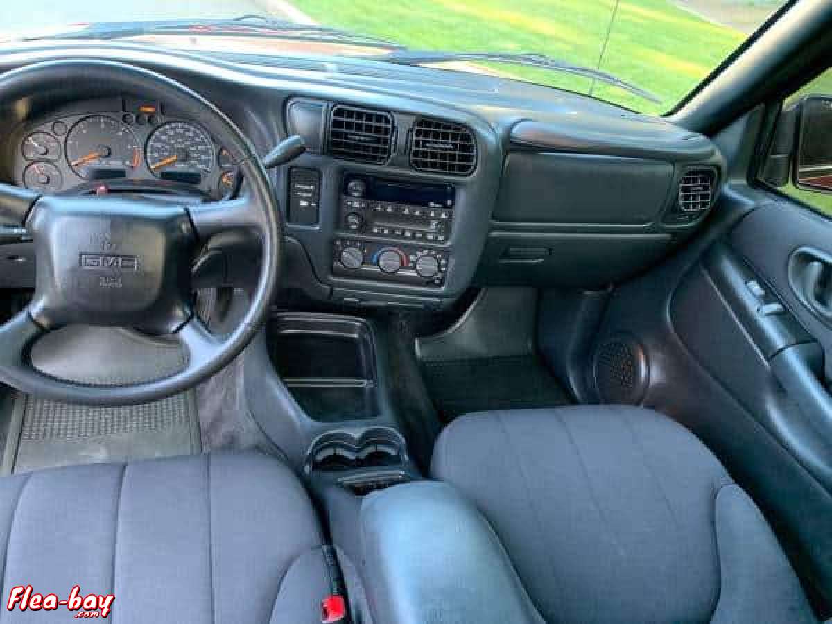 A GMC Sonoma 2002 model