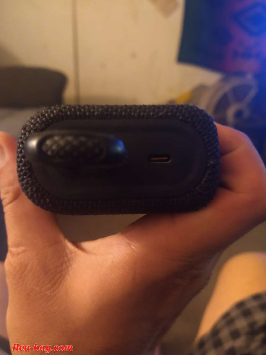 jbl go 3 Bluetooth speaker