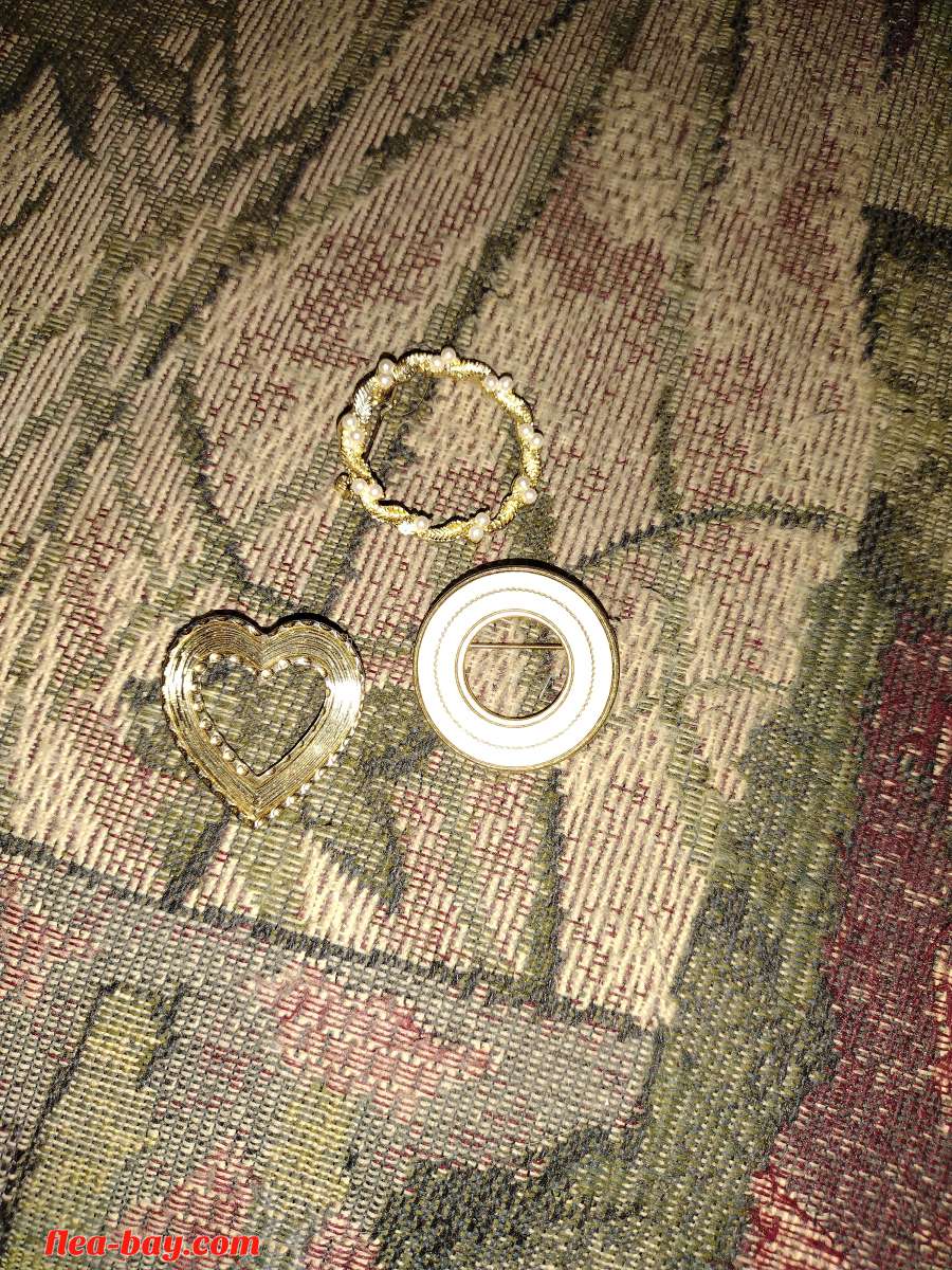 à set of three gold brooches from 1980s