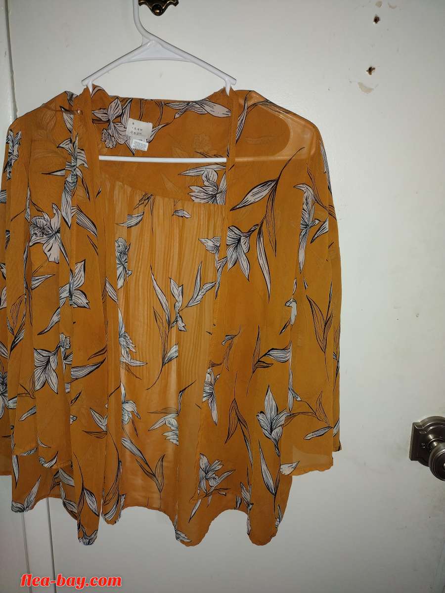 A ones sz fits all silk material like shurg NWOT