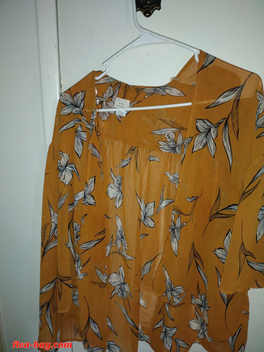 A ones sz fits all silk material like shurg NWOT