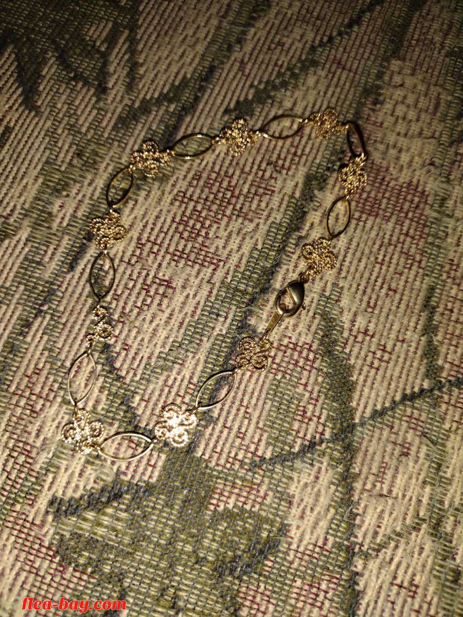a very cute gold golden bracelet