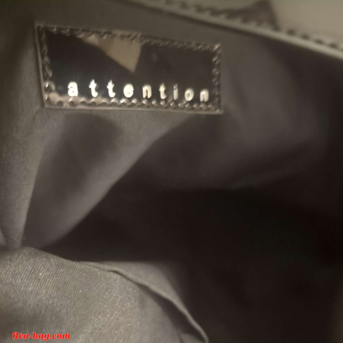 Attention Shoulderbag