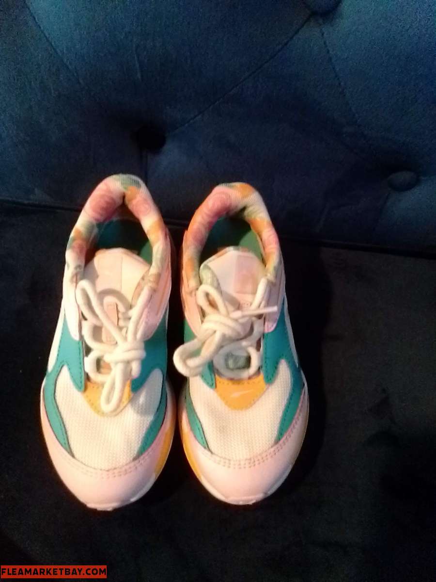 LITTLE GIRL PUMAS. SIZE:12