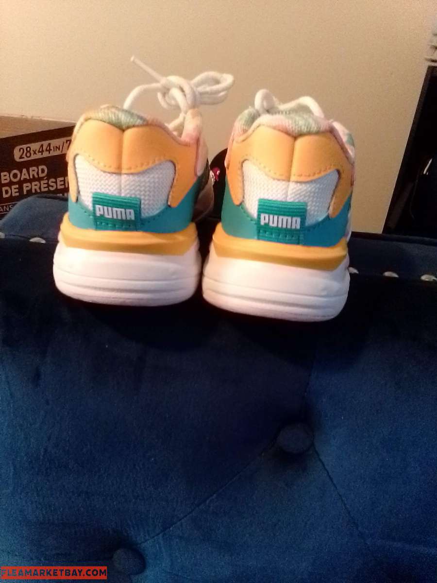 LITTLE GIRL PUMAS. SIZE:12