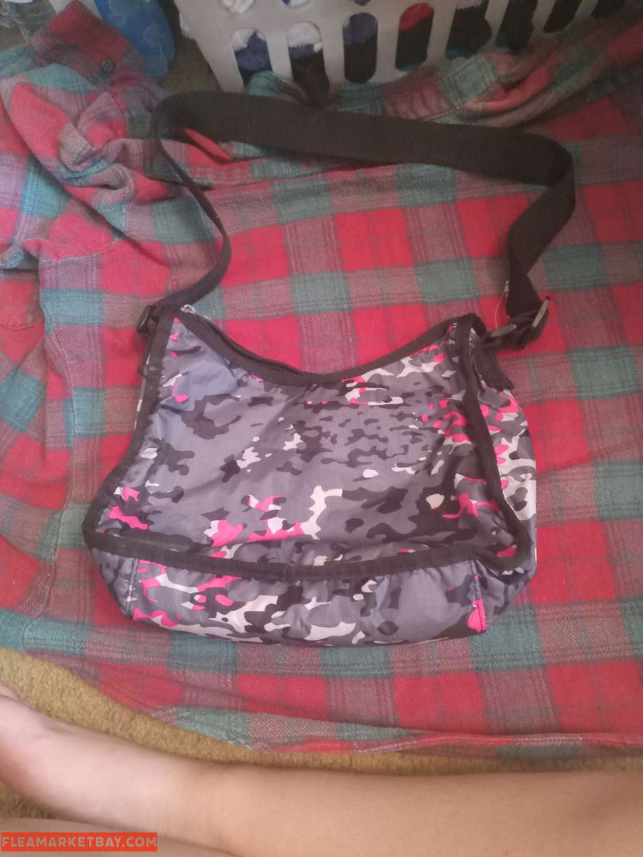 women's pink Camo pocketbook