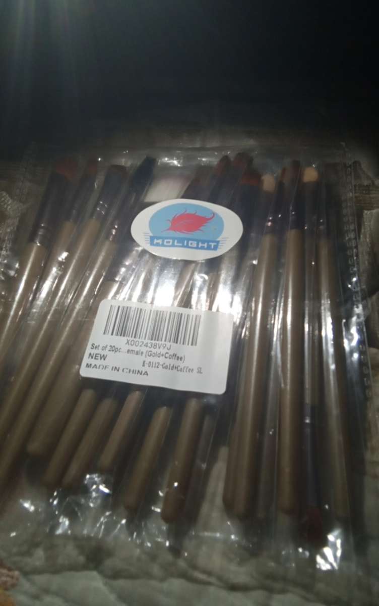 I am selling make up brushes