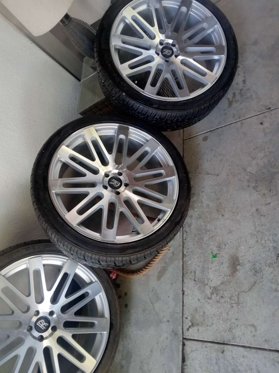 rines 24 enteritos y llantas nuevas son 24 de 5 virlos ningu