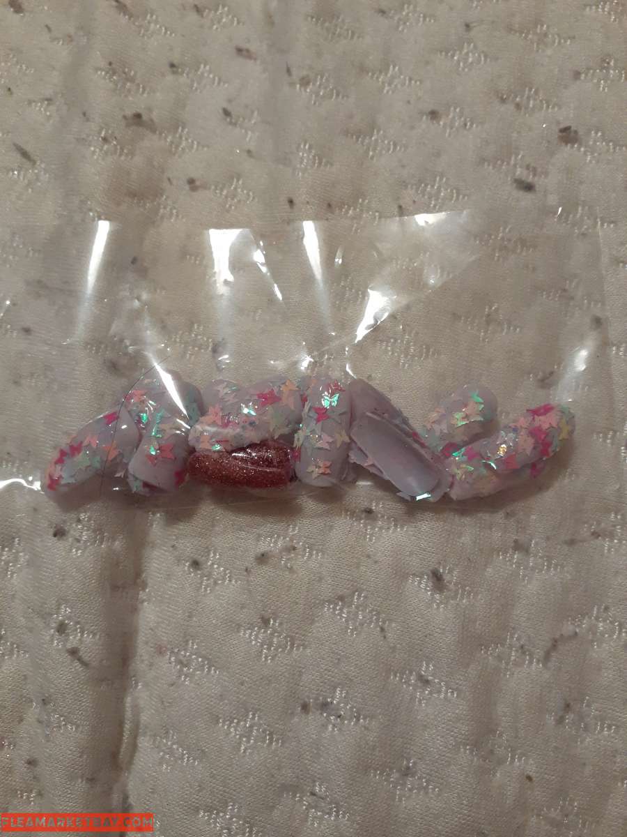 very pretty butterfly nails with glue