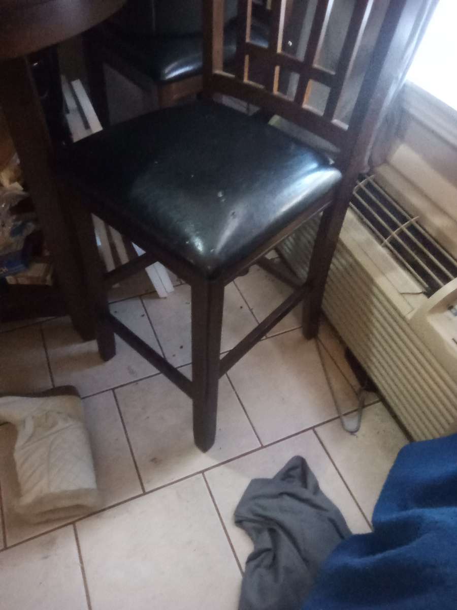 Round wood dining room table with 4 charis