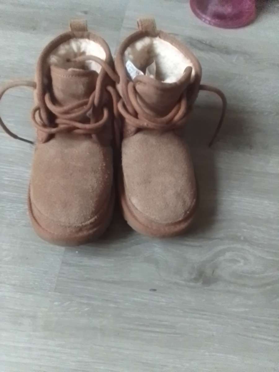 UGG..............LITTLE GIRL OR LITTLE BOY...... SIZE:13