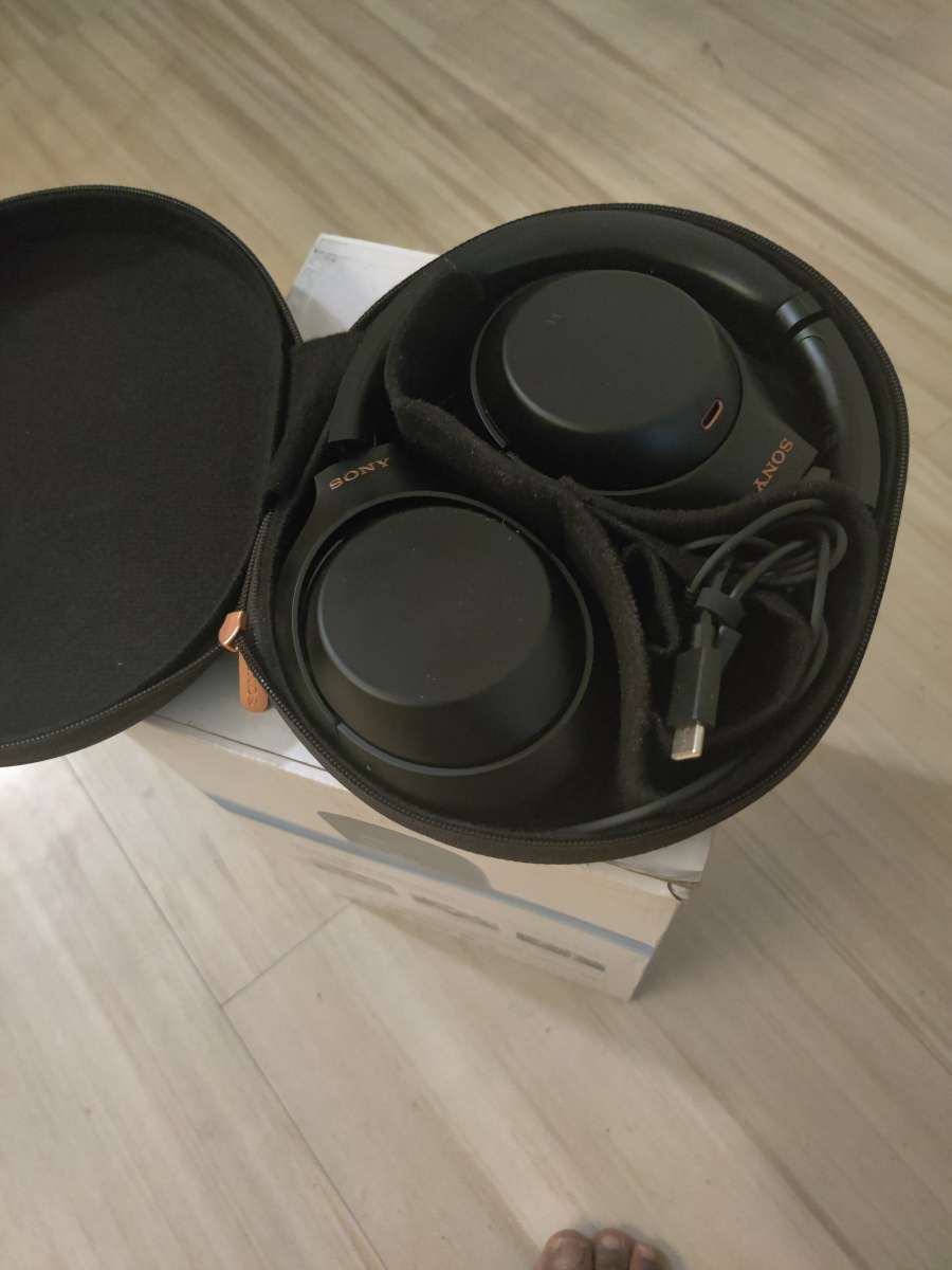 Sony WH-1000XM4 Bluetooth headphones