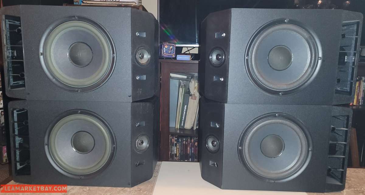 Really nice pair of Bose bookshelf speakers