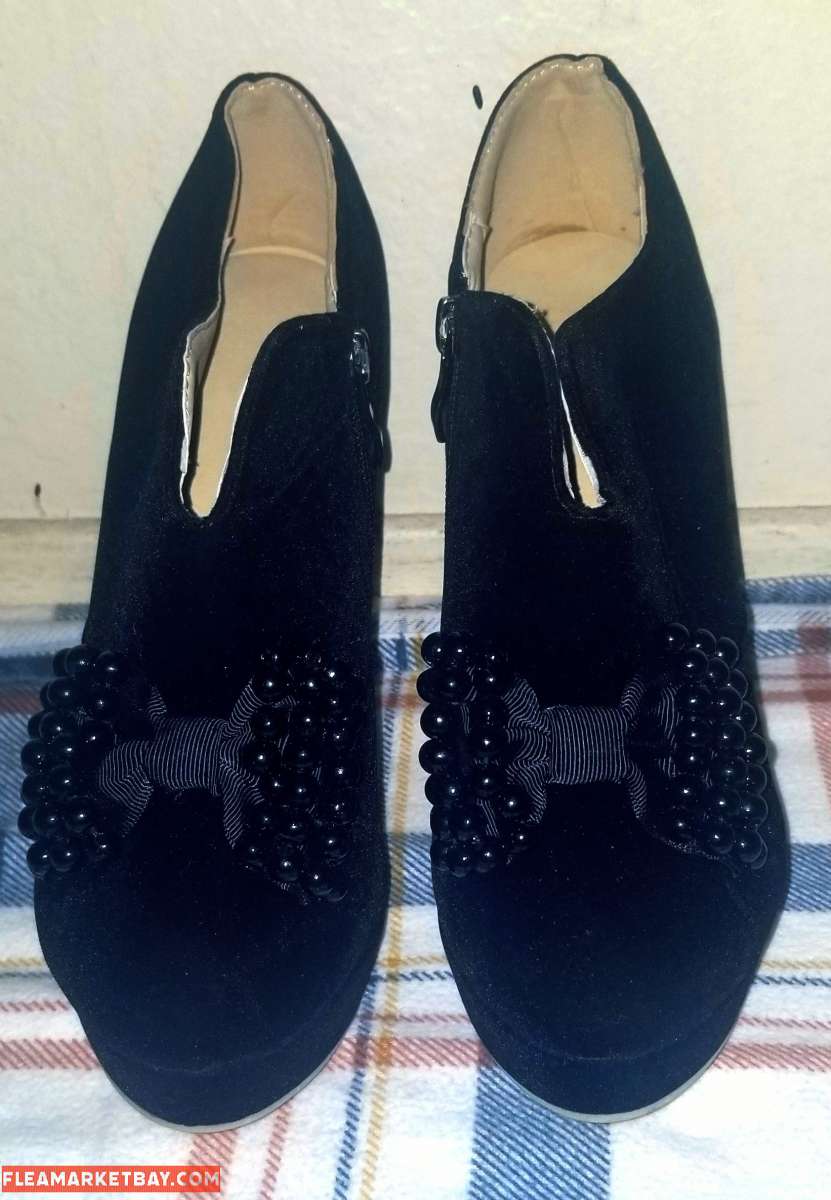 Womans 4 Inch Heels  Brand New  Black Velvet Size UK 39 US 8