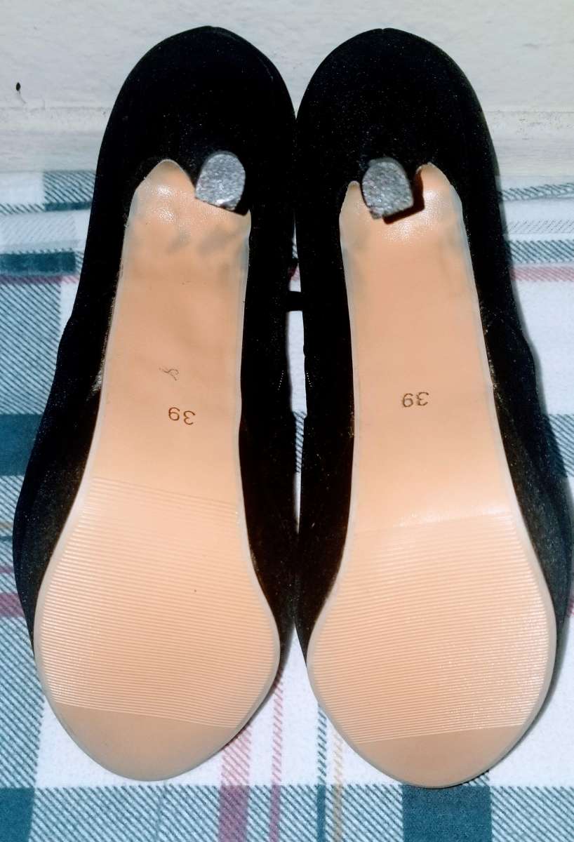 Womans 4 Inch Heels  Brand New  Black Velvet Size UK 39 US 8