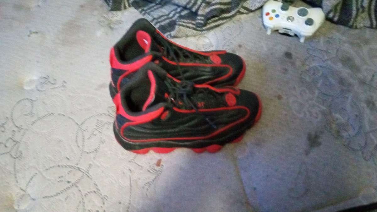 Im selling Jordans black and red size 9