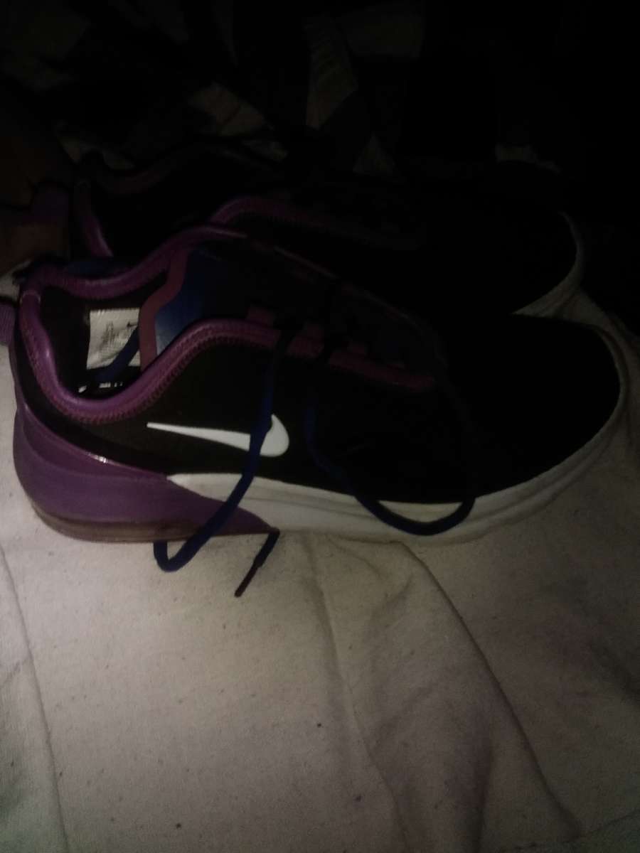 woman Nike size 8 shoe