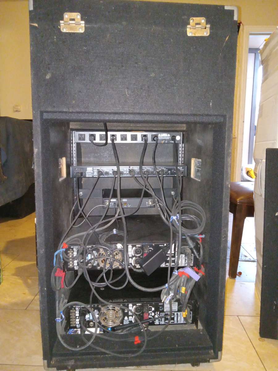 Estoy vendiendo sonido completo cerwin vega en 1350