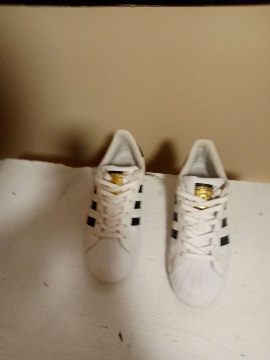 Lady adidas tennis shoes size 6half
