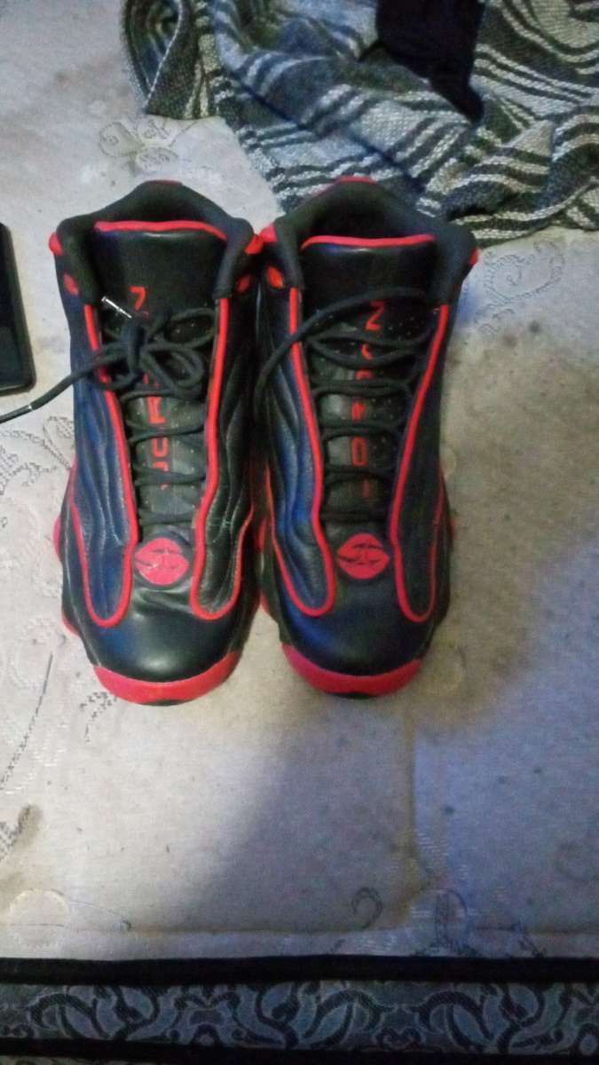 Im selling Jordans black and red size 9