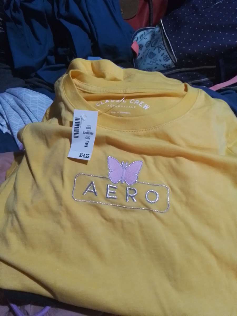 new girl yellow tshirt
