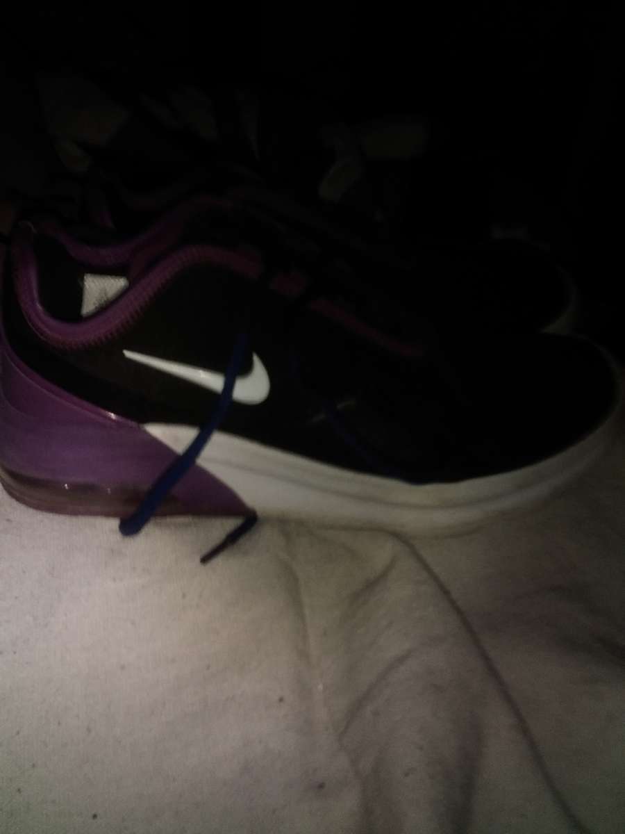 woman Nike size 8 shoe