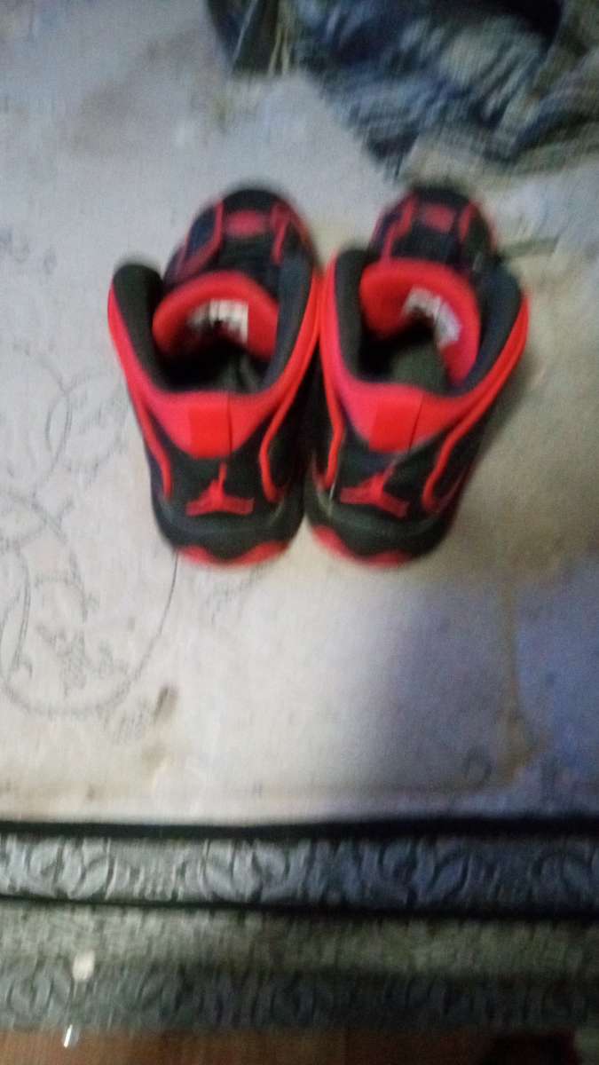 Im selling Jordans black and red size 9