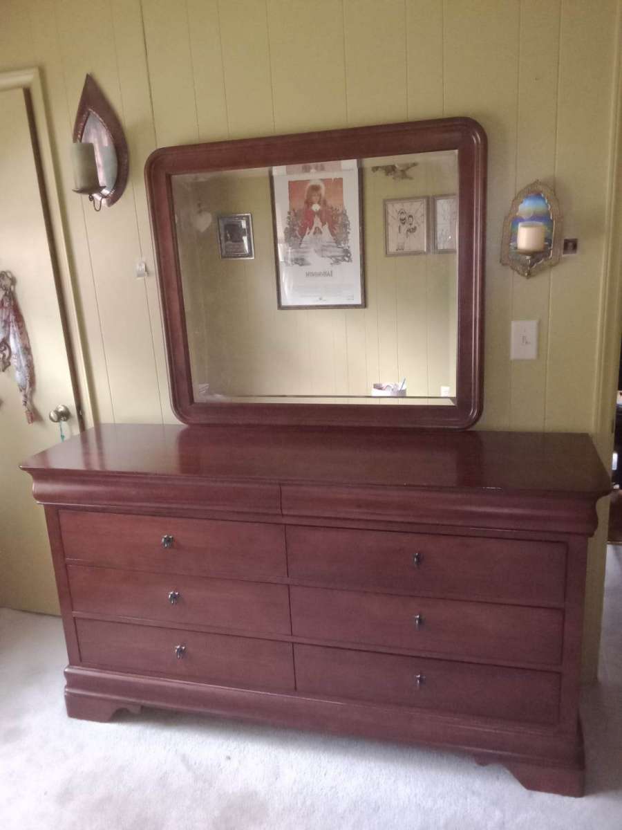 Kincaid Cherry Wood Wardrobe Bedroom Suit