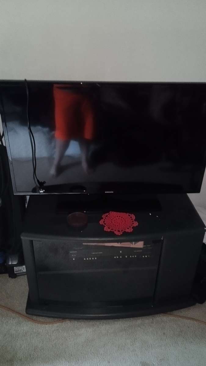 Samsung Flat screen TV n TV Stand