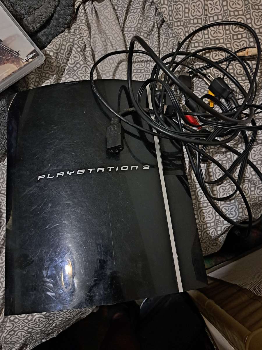Im selling this ps3 with 7 games  without controllers