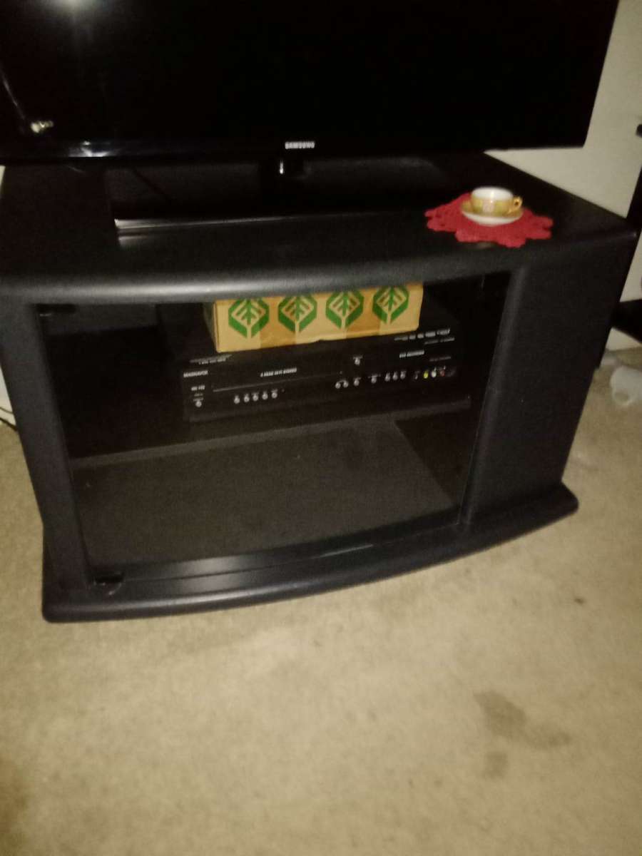 Samsung Flat screen TV n TV Stand