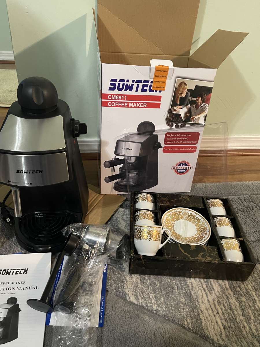 New Coffee Maker and coffee cups 12 pieces  Great Deal