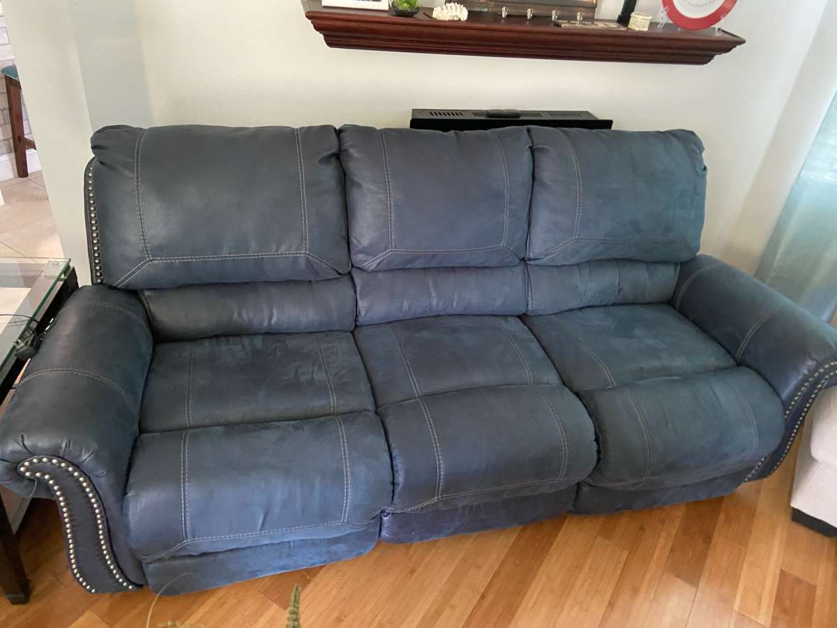 2 leather couches reclines on both sides of each couch