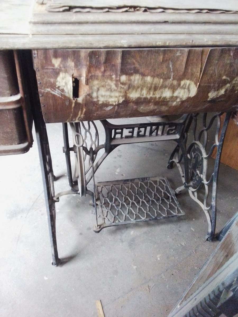 1920 singer sewing machine with treadle and table
