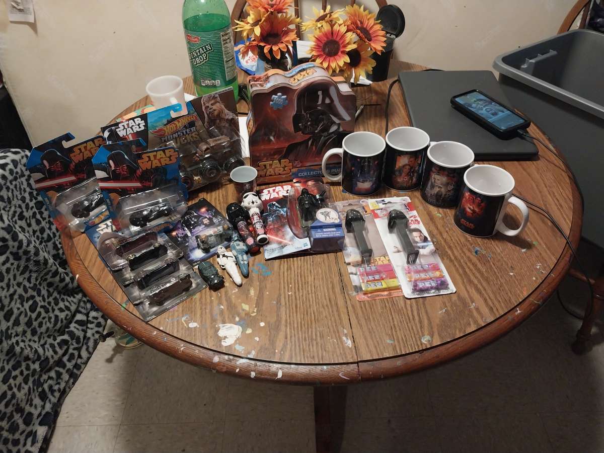 STAR WARS COLLECTABLES