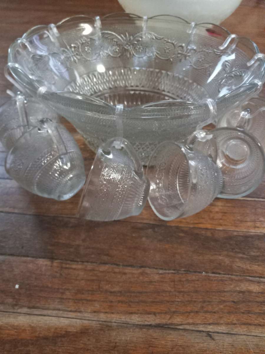 vintage 1960s glass punch bowl with 12 cups