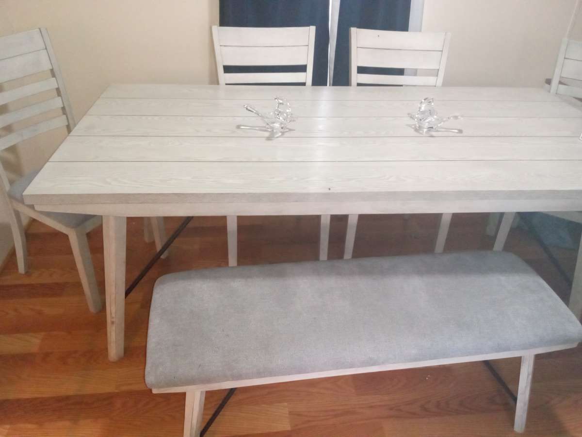 Beautiful name brand Ashley furniture Large Dining room tabl