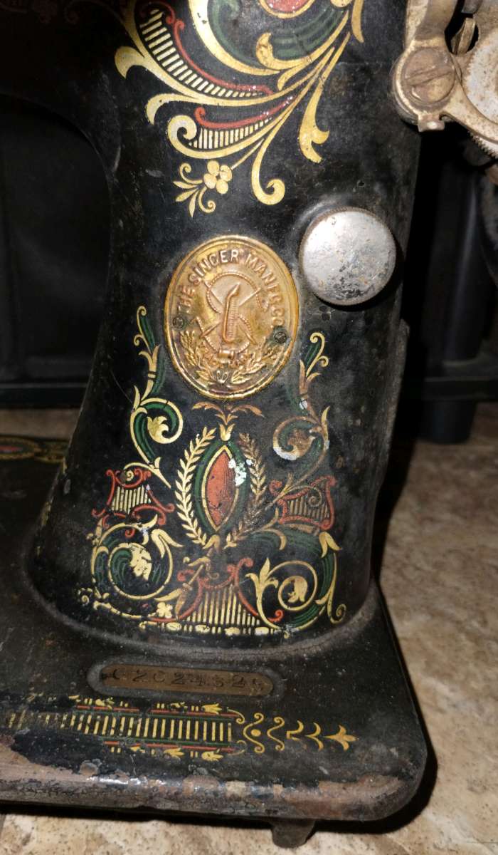 1920 singer sewing machine with treadle and table