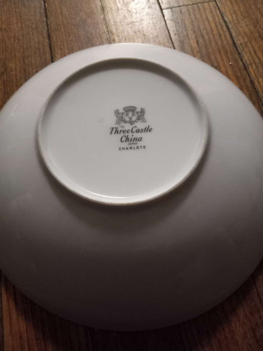 2 vintage vegetable bowls