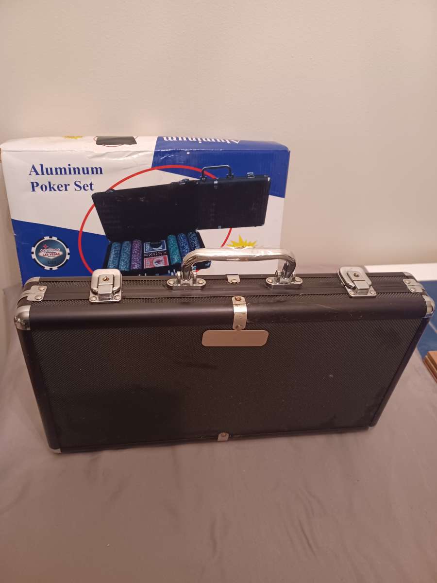 A 300 pc poker set with Carring case