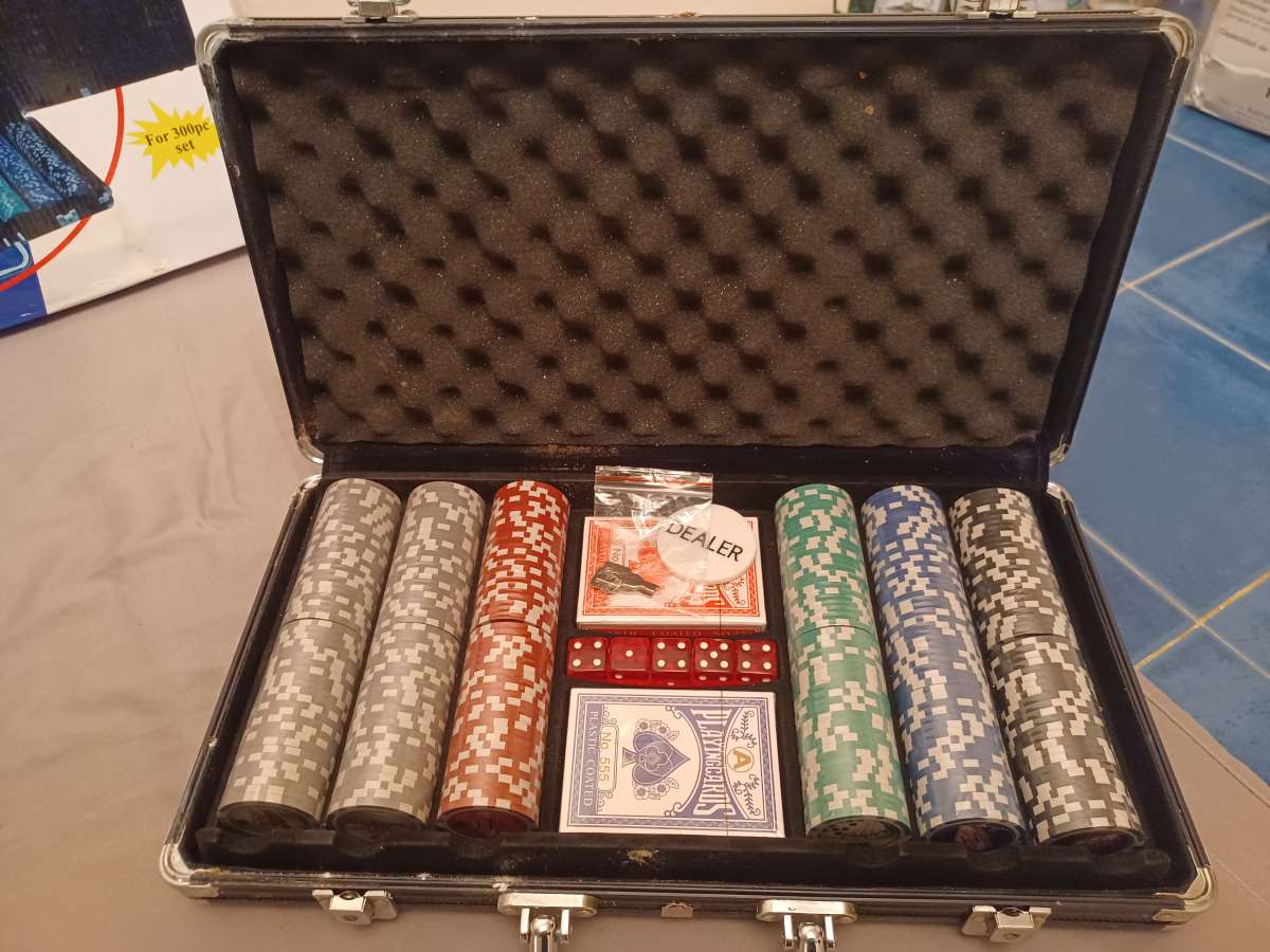 A 300 pc poker set with Carring case