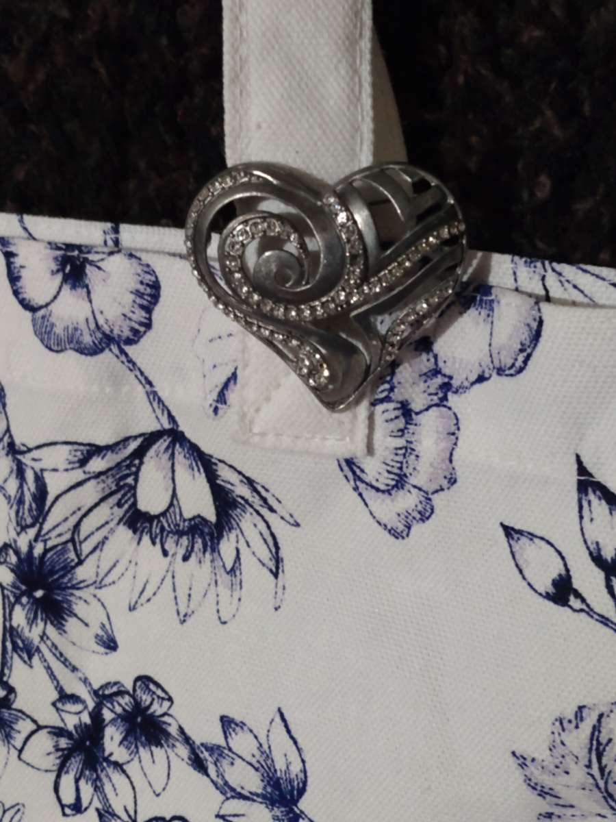 CHICOS PIN WITH CHICOS TOTE BAG