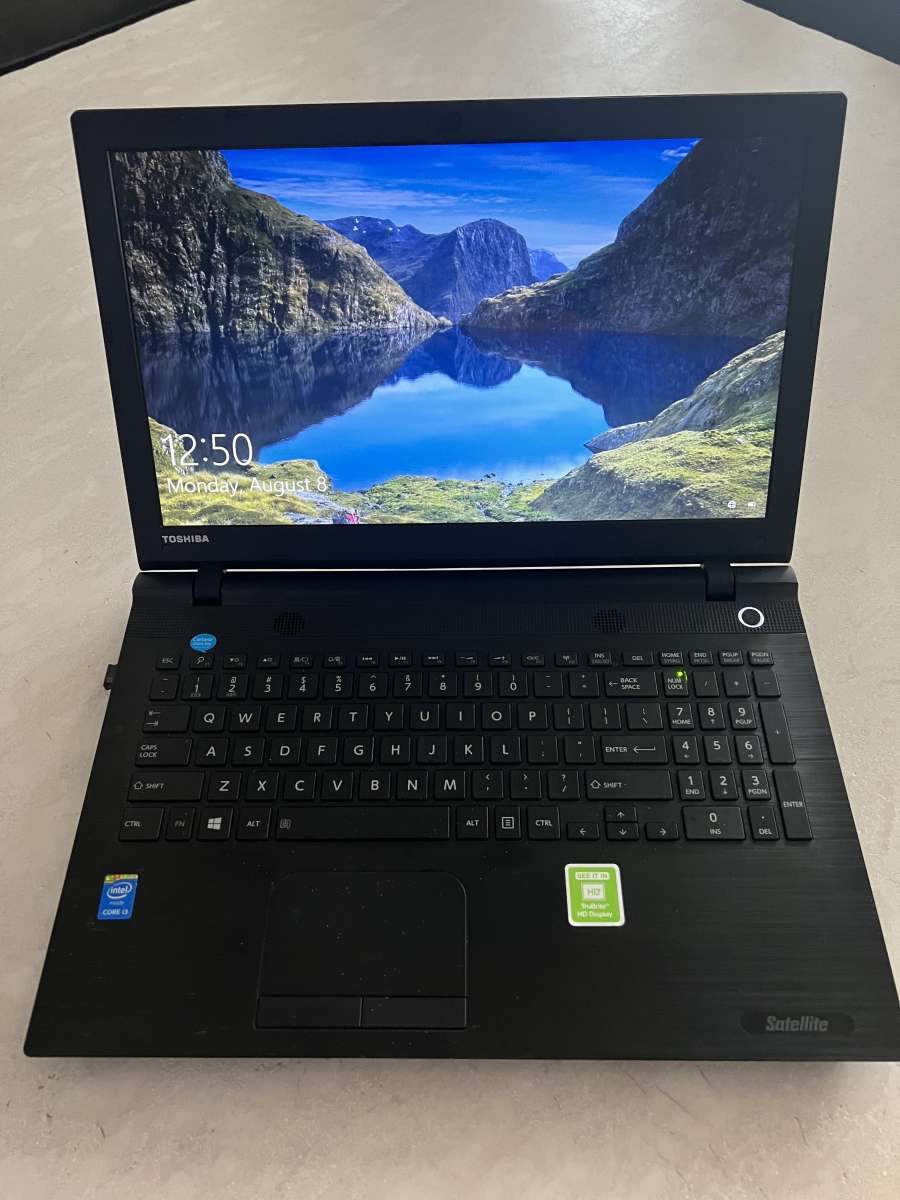 Toshiba C55C5 i3 intel laptop barely used in box