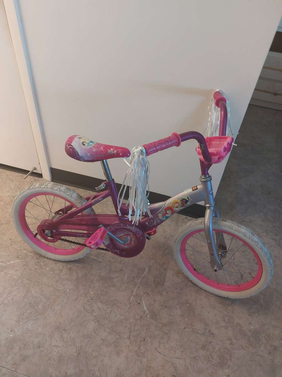 2 bicicletas y 2 cascos para ninas  2 bikes  helmets for gir