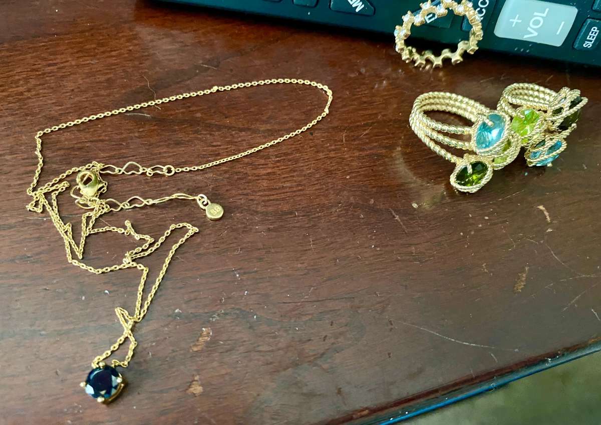 Gorgeous gold necklace with black onyx and for gold rings