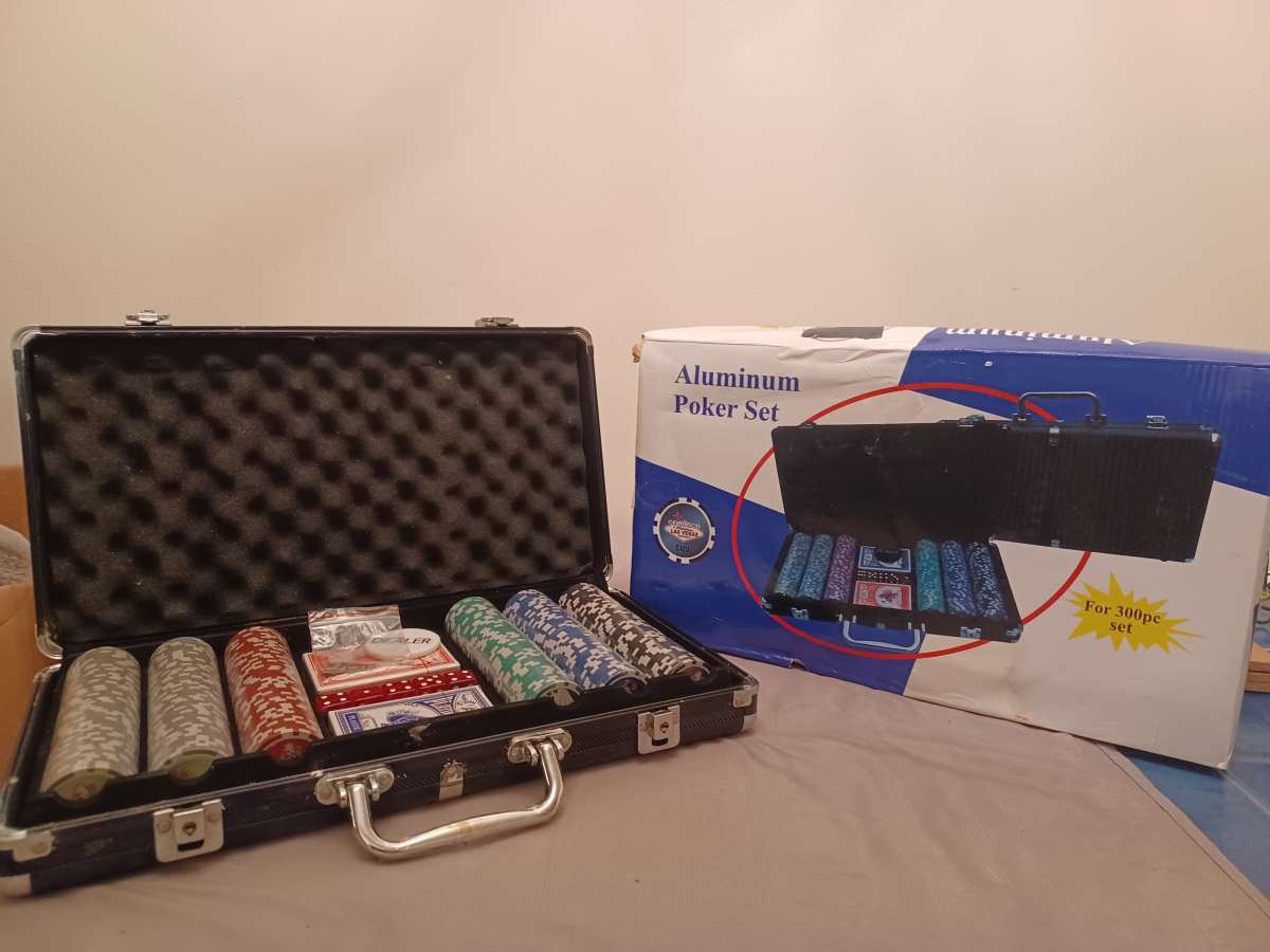 A 300 pc poker set with Carring case