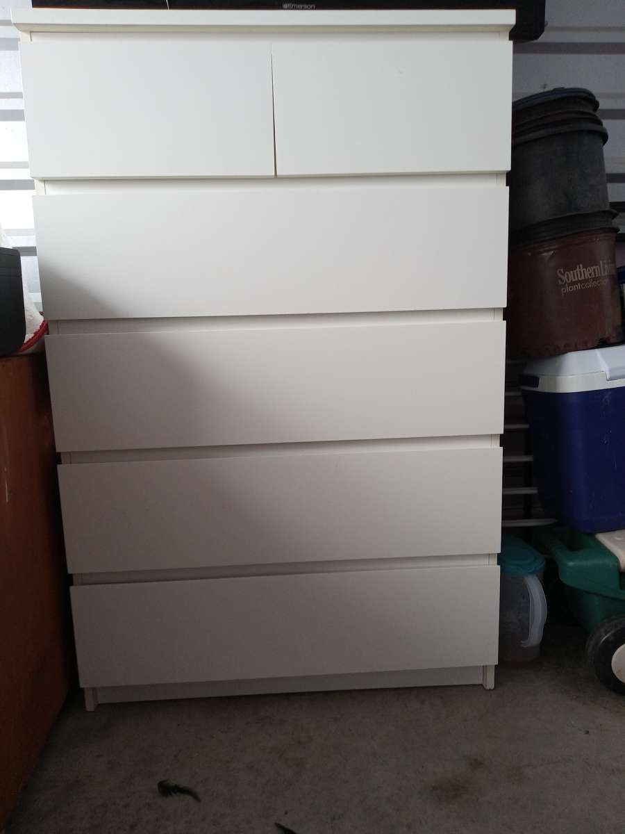 Chest of drawers