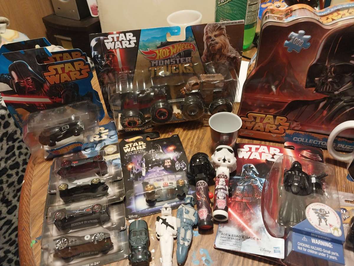 STAR WARS COLLECTABLES
