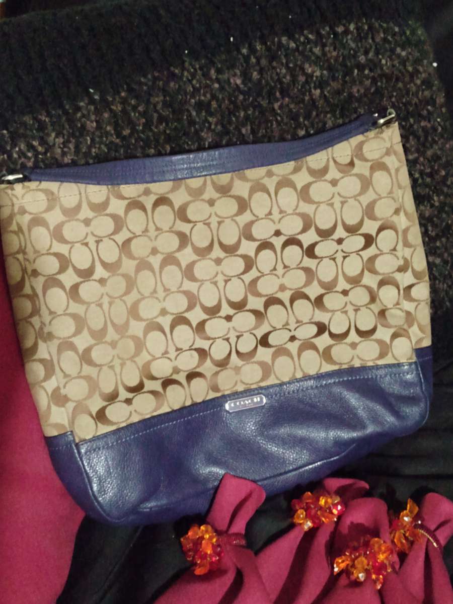 COACH BLUE AND TAN SIGNATURE C