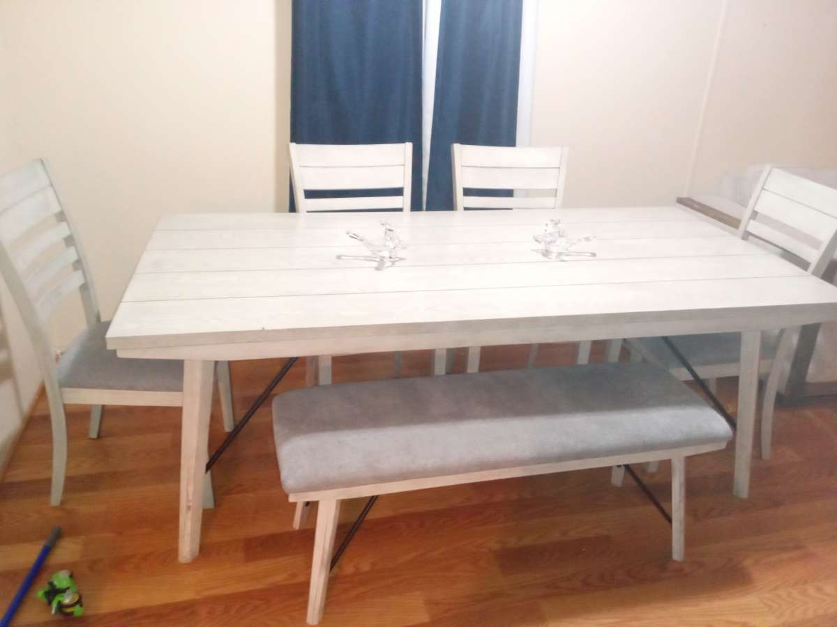 Beautiful name brand Ashley furniture Large Dining room tabl